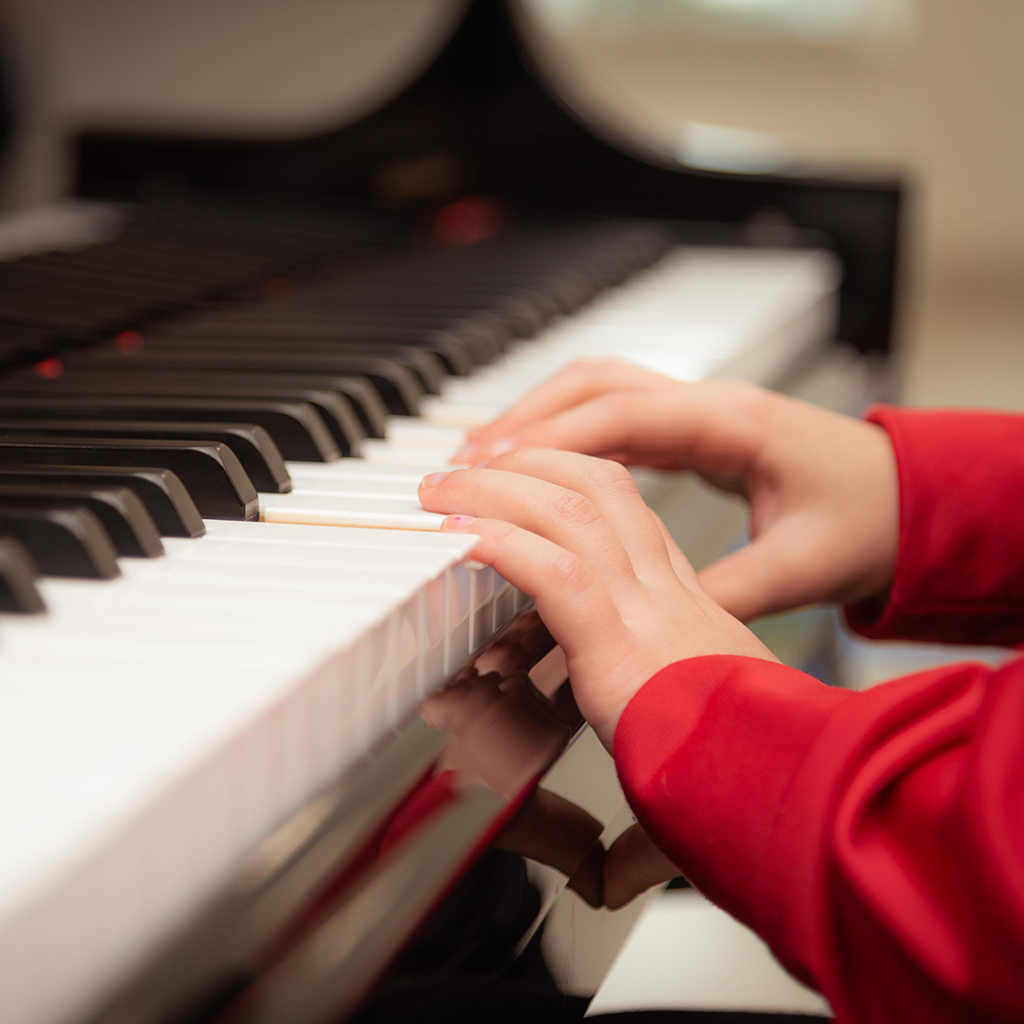 Un enfant joue du piano